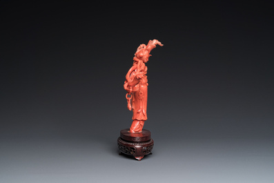 Een Chinese bloedkoralen figuur van de onsterfelijke Lan Caihe, 19/20e eeuw