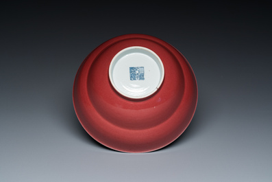 Bol en porcelaine de Chine en rouge monochrome dit 'foie de mulet', marque et &eacute;poque de Qianlong