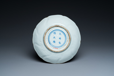 Een Chinees wit-geglazuurd 'lotus' bord met onderglazuur decor, Xuande merk, Transitie periode