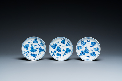 Six tasses et soucoupes en porcelaine de Chine en bleu et blanc &agrave; d&eacute;cor de dames et de chiens, Kangxi