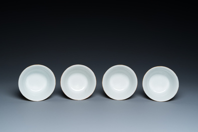 Quatre bols couverts sur leur support en porcelaine de Chine famille rose &agrave; d&eacute;cor millefleurs, marque de Qianlong, R&eacute;publique