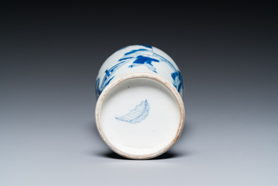 Vase en porcelaine de Chine en bleu et blanc &agrave; d&eacute;cor de deux femmes et un gar&ccedil;on, Kangxi