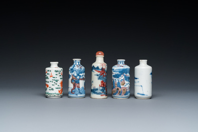 Vijf Chinese famille verte, blauw-witte en koperrode snuifflessen, 19/20e eeuw