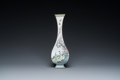 Vase de forme losange en &eacute;maux de Canton &agrave; d&eacute;cor des 'quatre saisons', Chine, marque et &eacute;poque de Qianlong