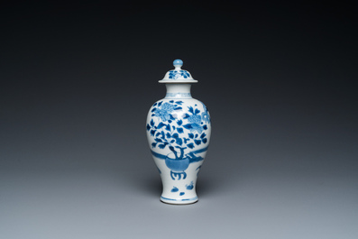 Vase couvert en porcelaine de Chine en bleu et blanc, marque Yu, Kangxi