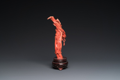 Een Chinese bloedkoralen figuur van de onsterfelijke Lan Caihe, 19/20e eeuw