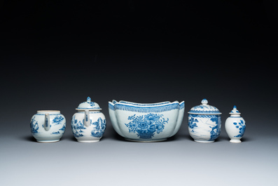Six pi&egrave;ces en porcelaine de Chine en bleu et blanc, Qianlong