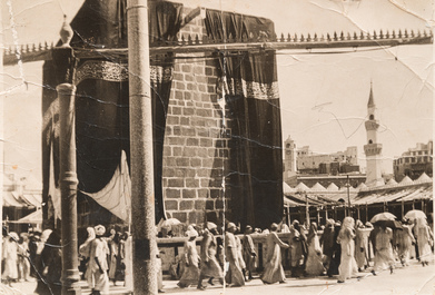 Een zwart-wit foto van de Ka&auml;ba in Mekka, gedateerd 1914