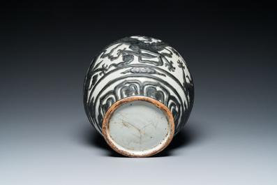 A Chinese Nanking-style 'dragon' vase with applied design, 18th/19th C.