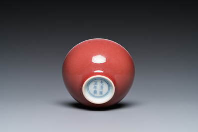 Bol en porcelaine de Chine en rouge de cuivre monochrome, marque de Yongzheng mais probablement post&eacute;rieur
