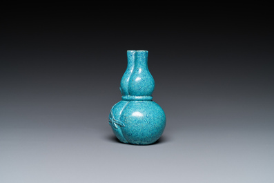 Petit vase de forme double gourde &agrave; trois cols en porcelaine de Chine &agrave; &eacute;mail &oelig;uf de rouge-gorge, 19/20&egrave;me