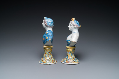 Paire de bustes sur socles en imitation de marbre en fa&iuml;ence polychrome de Delft, 18&egrave;me