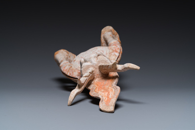 Een Chinese gepolychromeerde aardewerken aardgeest, Tang