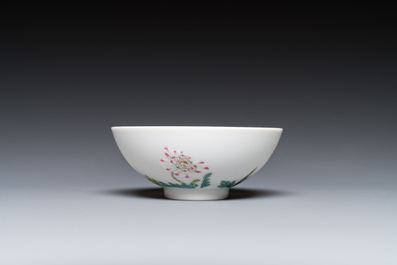A Chinese famille rose bowl with floral design, Yongzheng mark, 20th C.
