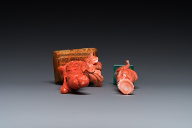 Two Chinese red coral figures of standing ladies, 19/20th C.