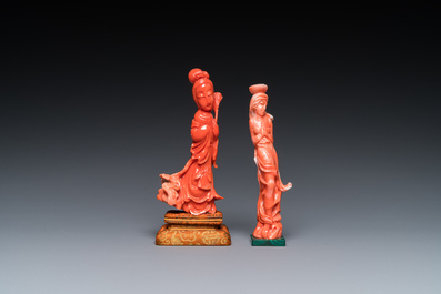 Twee Chinese bloedkoralen sculpturen van staande dames, 19/20e eeuw