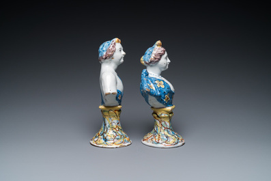 Paire de bustes sur socles en imitation de marbre en fa&iuml;ence polychrome de Delft, 18&egrave;me