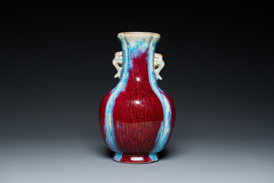 Vase de forme 'hu' en porcelaine de Chine &agrave; &eacute;mail flamb&eacute;, marque de Qianlong, 19/20&egrave;me