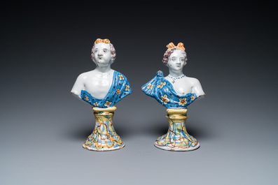 Paire de bustes sur socles en imitation de marbre en fa&iuml;ence polychrome de Delft, 18&egrave;me