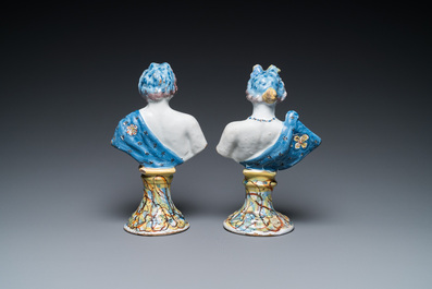 Paire de bustes sur socles en imitation de marbre en fa&iuml;ence polychrome de Delft, 18&egrave;me