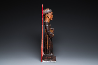 Een deels vergulde en gepolychromeerde houten sculptuur van een monnik met kist, wellicht Spanje, 16e eeuw