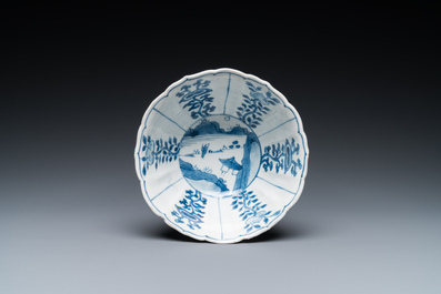 Een Chinese blauw-witte kom met figuren in een landschap, Chenghua merk, Kangxi