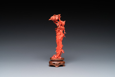 Sculpture d'une femme debout tenant une fleur en corail rouge, Chine, 19/20&egrave;me