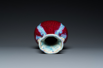 Vase de forme 'hu' en porcelaine de Chine &agrave; &eacute;mail flamb&eacute;, marque de Qianlong, 19/20&egrave;me