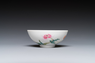 Bol en porcelaine de Chine famille rose &agrave; d&eacute;cor floral, marque de Yongzheng, 20&egrave;me