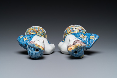 Paire de bustes sur socles en imitation de marbre en fa&iuml;ence polychrome de Delft, 18&egrave;me