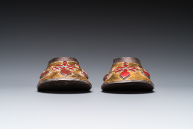 Paire de souliers en argent vermeil aux cabochons en cornaline, Ouzb&eacute;kistan, 19&egrave;me