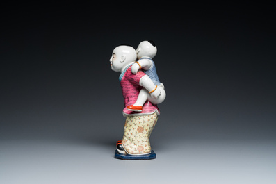 Groupe en porcelaine de Chine famille rose figurant deux gar&ccedil;ons, marque Zhu Mao Ji Zao 朱茂記造, R&eacute;publique