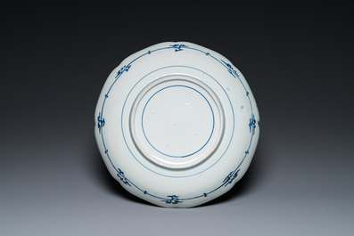 Plat en porcelaine Arita de Japon en bleu et blanc, Edo, 18&egrave;me