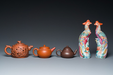 Trois th&eacute;i&egrave;res couvertes en gr&egrave;s de Yixing et une paire de faisans en porcelaine de Chine famille rose, 19/20&egrave;me