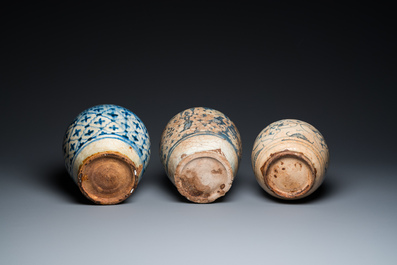 Zes blauw-witte voorraadpotten in islamitisch aardewerk, Perzi&euml;, 17/19e eeuw