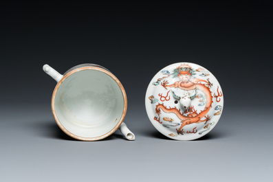 Th&eacute;i&egrave;re couverte en porcelaine de Chine famille rose &agrave; d&eacute;cor de dragons, marque de Qingwan 清玩, 19&egrave;me