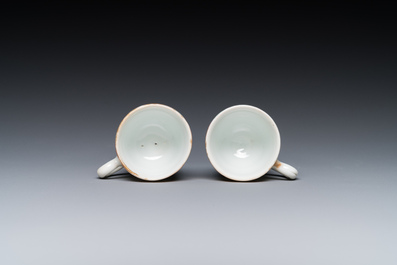 Rare paire de tasses miniatures en porcelaine de Chine &agrave; d&eacute;cor de chevaux en grisaille et dorure, Yongzheng/Qianlong