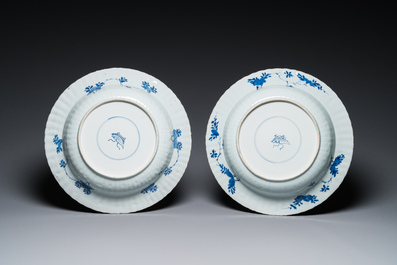 Twee Chinese blauw-witte schotels met floraal decor, Kangxi