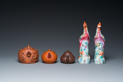 Drie Chinese theepotten in Yixing steengoed en een paar famille rose fazanten, 19/20e eeuw