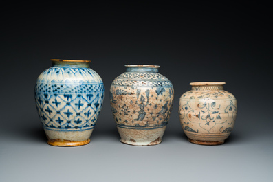 Six pots de stockage en c&eacute;ramique islamique en bleu et blanc, la Perse, 17/19&egrave;me