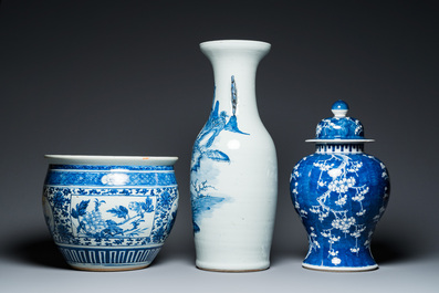 Deux vases et une jardini&egrave;re en porcelaine de Chine en bleu et blanc, 19&egrave;me