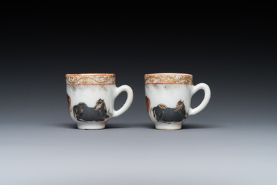 Rare paire de tasses miniatures en porcelaine de Chine &agrave; d&eacute;cor de chevaux en grisaille et dorure, Yongzheng/Qianlong