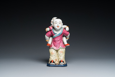 Groupe en porcelaine de Chine famille rose figurant deux gar&ccedil;ons, marque Zhu Mao Ji Zao 朱茂記造, R&eacute;publique