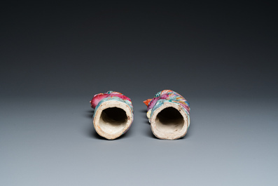 Trois th&eacute;i&egrave;res couvertes en gr&egrave;s de Yixing et une paire de faisans en porcelaine de Chine famille rose, 19/20&egrave;me