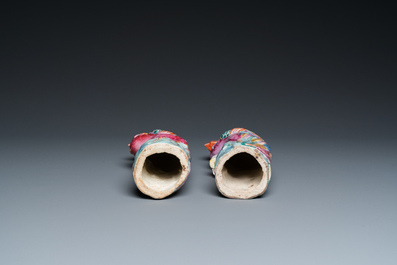 Drie Chinese theepotten in Yixing steengoed en een paar famille rose fazanten, 19/20e eeuw