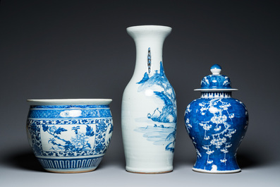 Deux vases et une jardini&egrave;re en porcelaine de Chine en bleu et blanc, 19&egrave;me