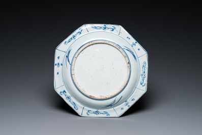 Plat de forme octogonale en porcelaine de Chine en bleu et blanc, &eacute;poque Transition
