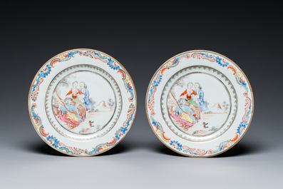 Paire d'assiettes en porcelaine de Chine famille rose &agrave; d&eacute;cor d'un musicien devant un couple, Qianlong