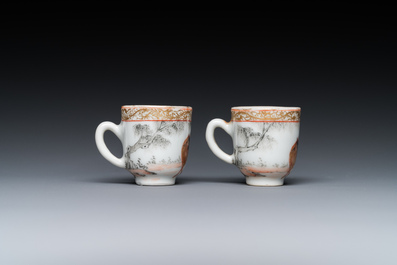 Rare paire de tasses miniatures en porcelaine de Chine &agrave; d&eacute;cor de chevaux en grisaille et dorure, Yongzheng/Qianlong
