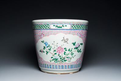 Jardini&egrave;re en porcelaine de Chine famille rose &agrave; fond rose, 19&egrave;me